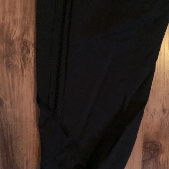 Size 6 luxtreme crops with back pocket and side detailing - Picture 2 of 3